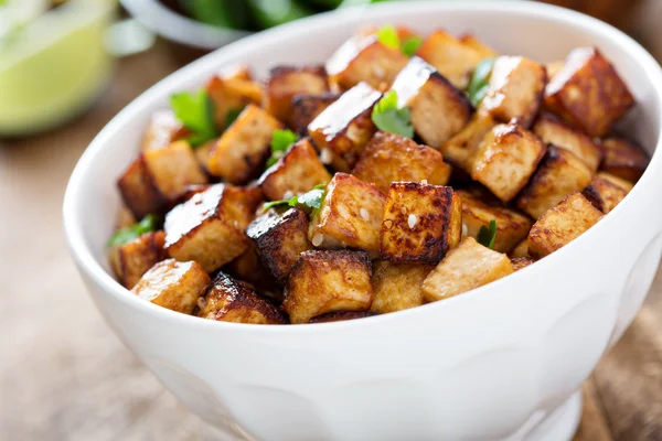 Remuer le tofu frit dans un bol — Photo