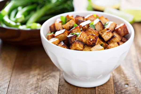 Remuer le tofu frit dans un bol — Photo