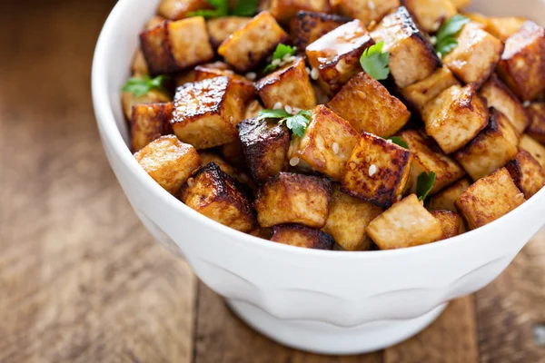 Remuer le tofu frit dans un bol — Photo