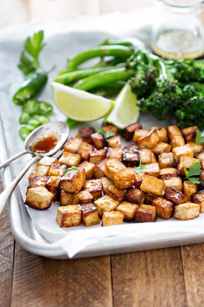 Revuelva el tofu frito en una bandeja para hornear — Foto de Stock