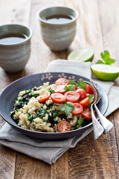 Varm bulgur sallad med grönkål — Stockfoto