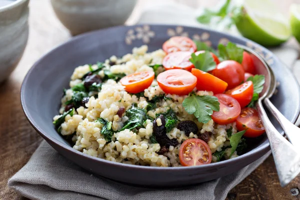 Salată de bulgur caldă cu varză — Fotografie, imagine de stoc