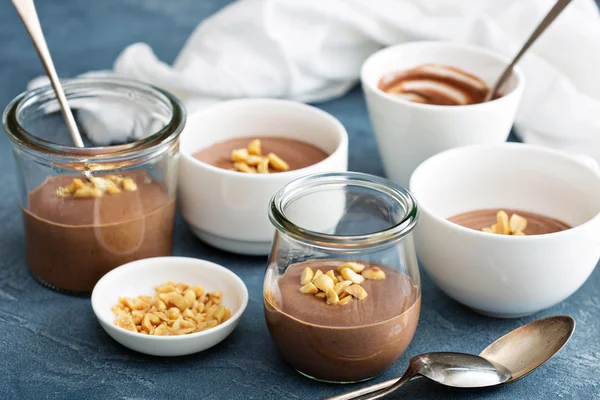 Choklad yoghurt dessert med jordnötter saltade — Stockfoto