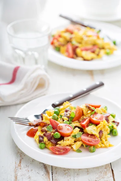 エンドウ豆、ベーコンとトマトのスクランブルエッグ — ストック写真