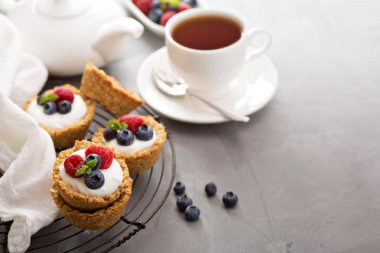 Granola bardak yoğurt ve taze çilek ile