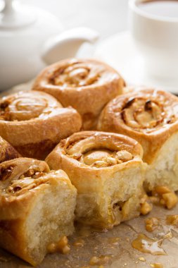 Bal ve fındık ile Kahvaltı alır