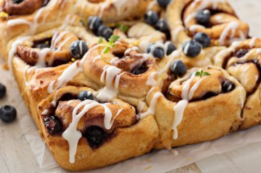 Blueberry ile yaz tarçın çörekler