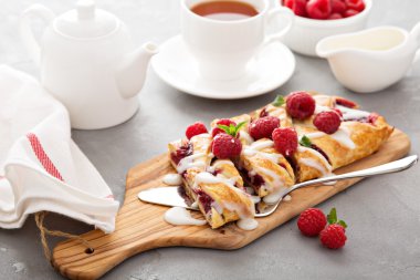 Sır ile örgülü ahududu Danca