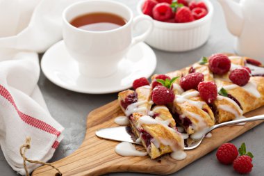 Sır ile örgülü ahududu Danca