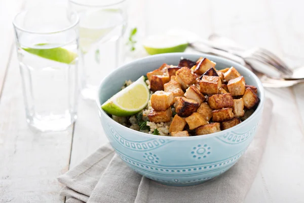 Remuer le tofu frit dans un bol — Photo