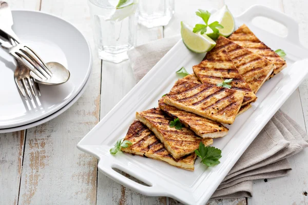 Bir plaka üzerinde ızgara Kızarmış tofu — Stok fotoğraf