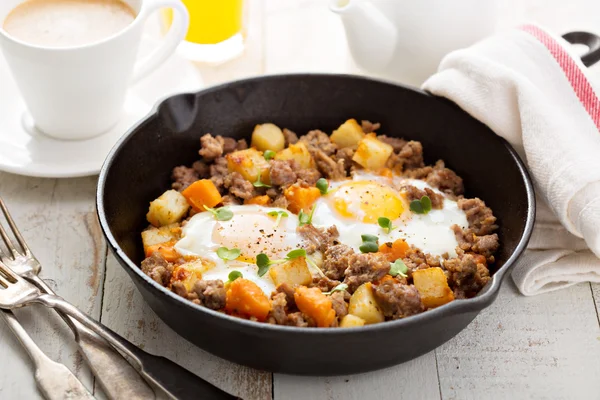 Potato hash with eggs — Stock Photo, Image