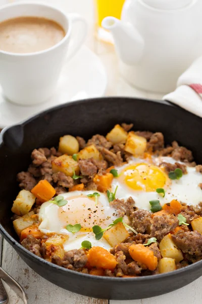 Potato hash with eggs — Stock Photo, Image