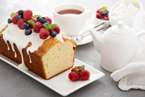 Joghurt-Pfund-Kuchen mit Glasur und frischen Beeren — Stockfoto