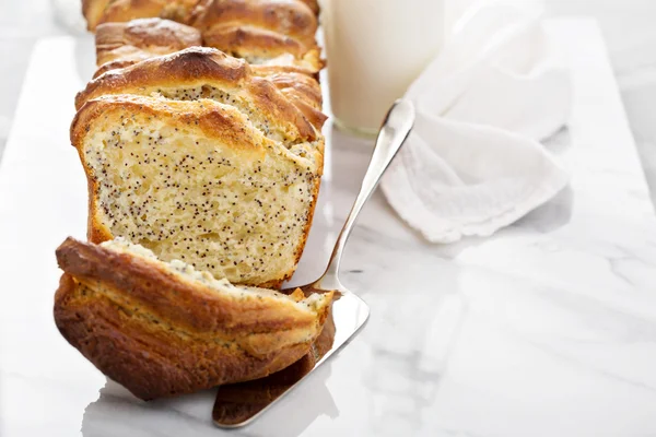 Levadura separar el pan dulce con queso crema —  Fotos de Stock