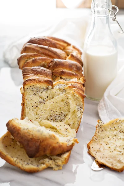 Levedura separar pão doce com queijo creme — Fotografia de Stock