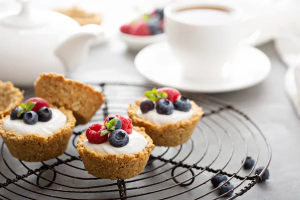 Granola cups with yogurt and fresh berries — Stock Photo, Image