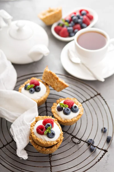 Cangkir granola dengan yogurt dan berry segar — Stok Foto