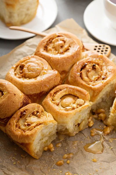 Ontbijt broodjes met honing en noten — Stockfoto