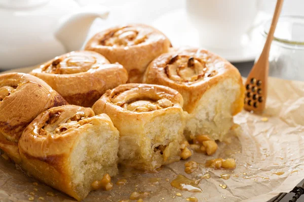 Aamiainen rullina hunajaa ja pähkinöitä — kuvapankkivalokuva