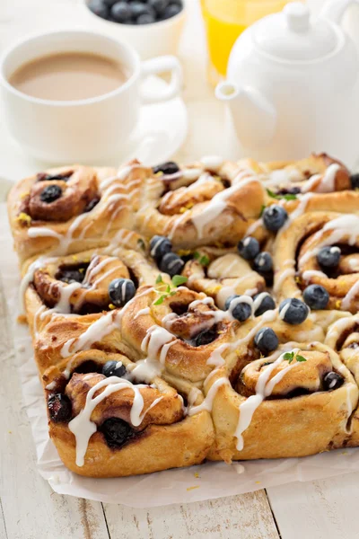 Petits pains à la cannelle d'été aux myrtilles — Photo