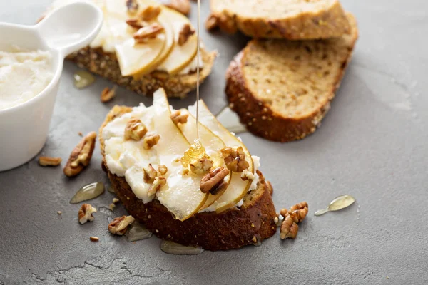 Pera y ricotta bruschetta con miel —  Fotos de Stock