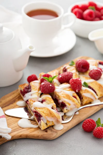 Braided raspberry danish with glaze — Stock Photo, Image