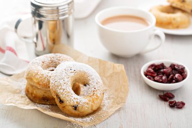 Çörek kurutulmuş cranberries ile pişmiş vanilya