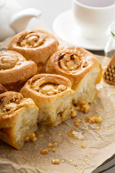 Frokostruller med honning og nøtter – stockfoto