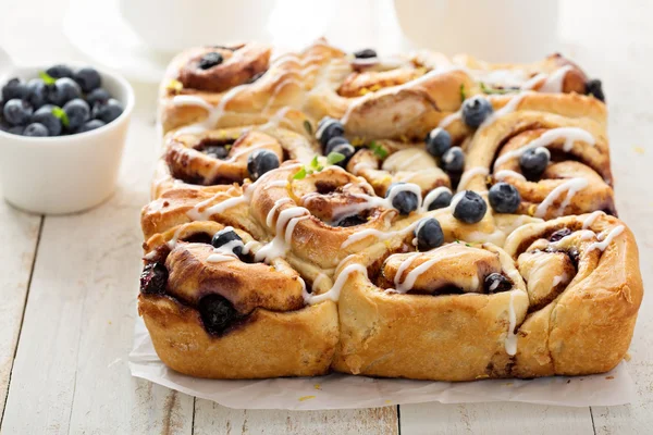 Summer cinnamon buns with blueberry — Stock Photo, Image