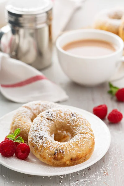 Rosquillas al horno de vainilla con arándanos secos — Foto de Stock