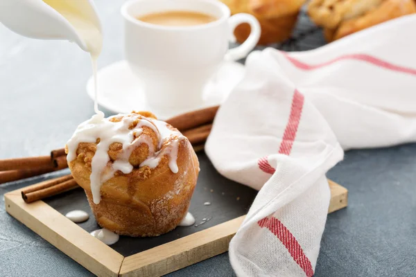 Bollo de canela para el desayuno —  Fotos de Stock