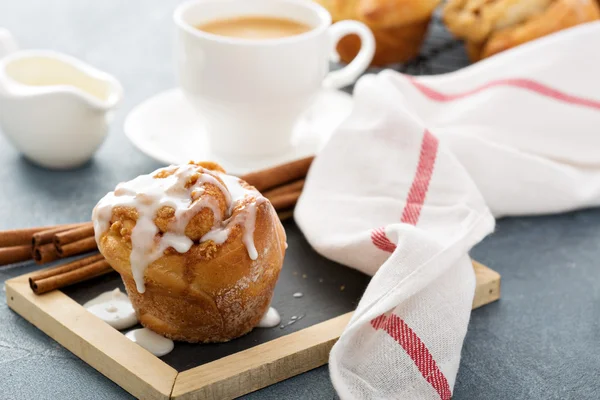 Petit pain à la cannelle pour le petit déjeuner — Photo