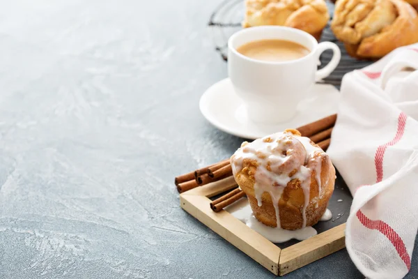 Cinnamon bun for breakfast — Stock Photo, Image