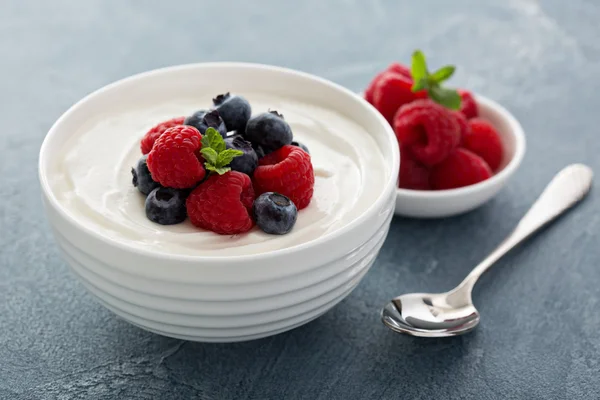 Yogur natural en un tazón con bayas — Foto de Stock