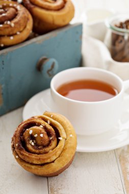 Kahvaltı için tarçınlı çörek