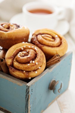 Kahvaltı için tarçınlı çörek