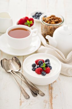 Bir kase çilek ile doğal yoğurt