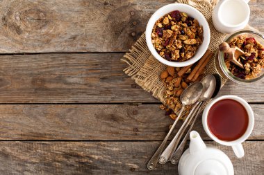 Sütle kahvaltıda ev yapımı granola