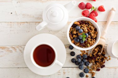 Kahvaltı için çilek ile ev yapımı granola