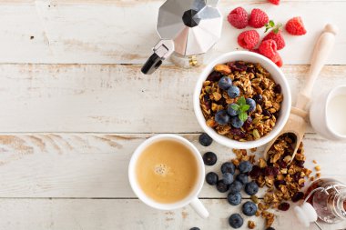 Kahvaltı için çilek ile ev yapımı granola