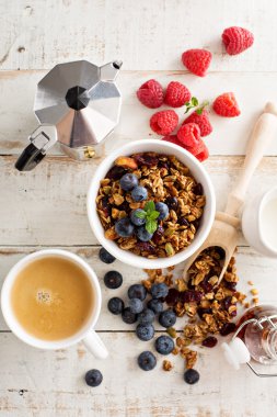 Kahvaltı için çilek ile ev yapımı granola