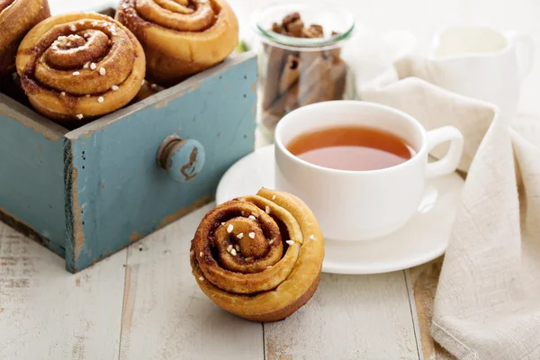 Cinnamon buns for breakfast — Stock Photo, Image