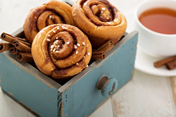 Kahvaltı için tarçınlı çörek — Stok fotoğraf