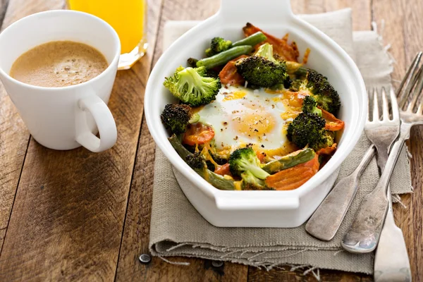 Verduras al horno con un huevo encima — Foto de Stock