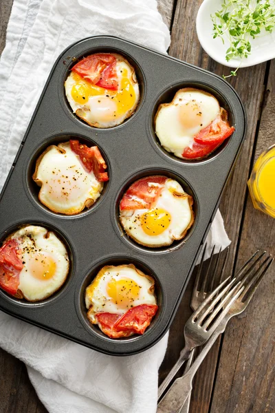 Huevos horneados en lata de mafín — Foto de Stock