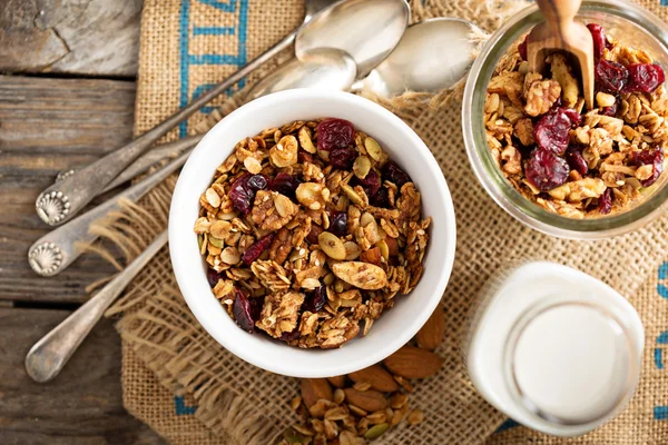 Granola casera con leche para el desayuno — Foto de Stock