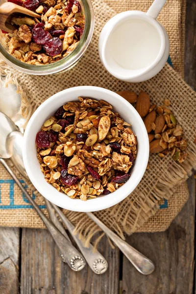 Granola casera con leche para el desayuno — Foto de Stock