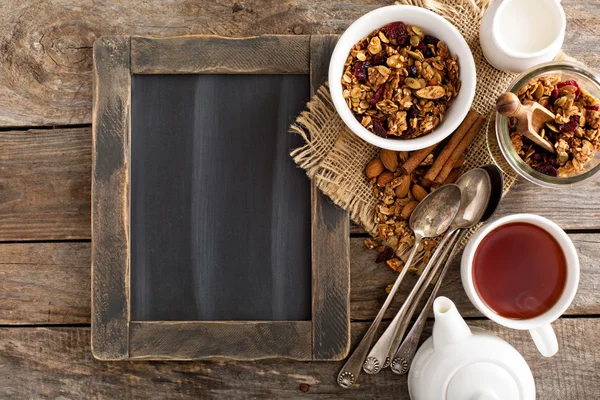 Sütle kahvaltıda ev yapımı granola — Stok fotoğraf