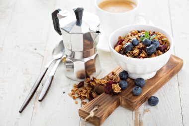 Kahvaltı için çilek ile ev yapımı granola
